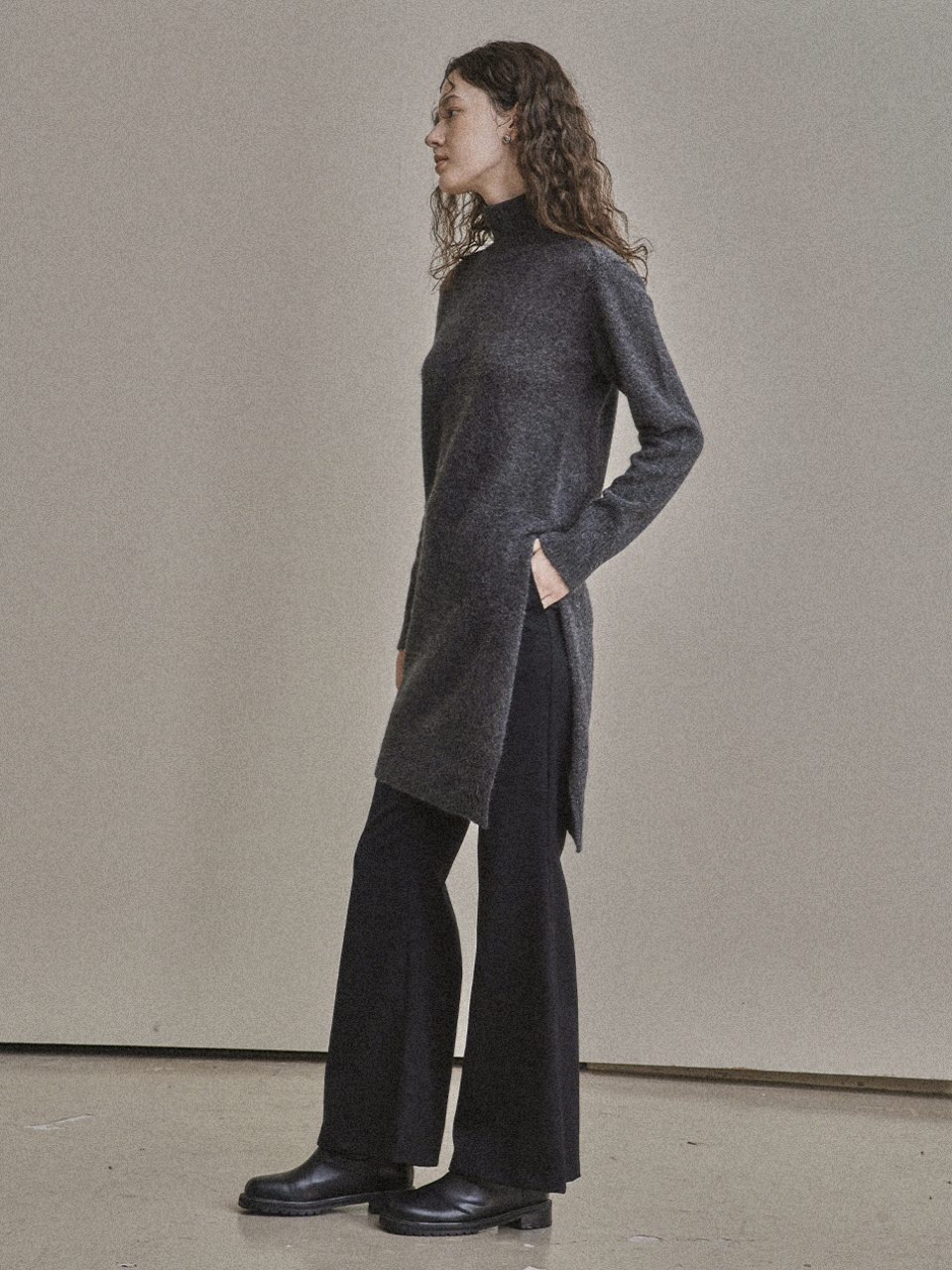 SIDE SLIT TURTLENECK_CHARCOAL